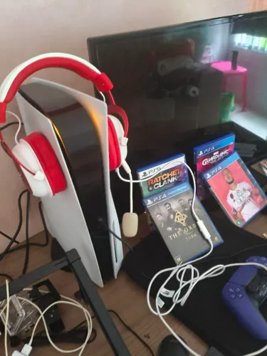 PS5 mídia física com controle, jogos e fone.
