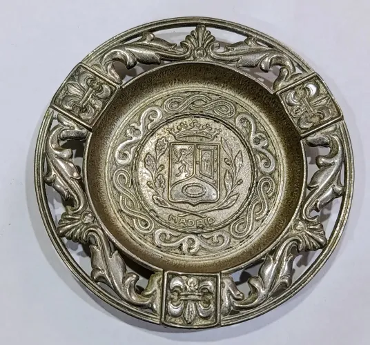 Cinzeiro em metal (souvenir de Madrid) made Spain diam. 9cm alt. 1cm linda peça