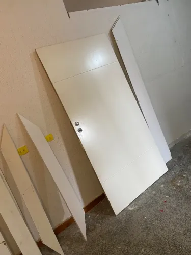 Porta de Madeira Branca Completa - 210 × 125 cm