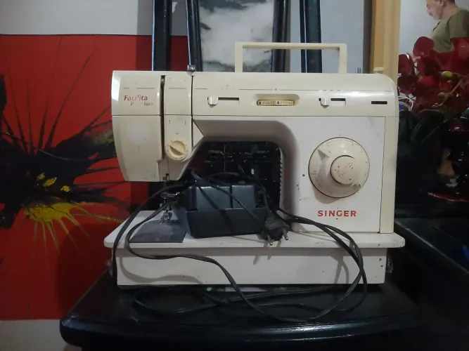 Vendo uma máquina de costurar sinceramente em ótimo estado