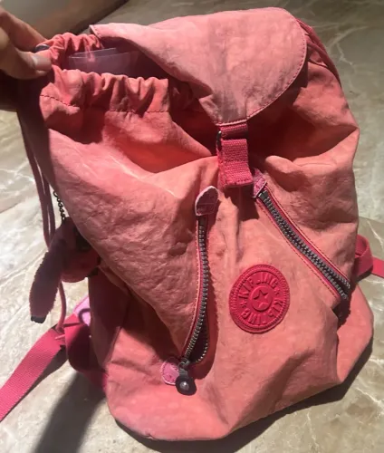Mochila-saco feminina da marca Kipling