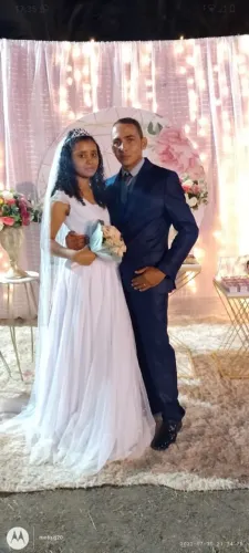 Vende-se um vestido branco para casamento com véu e o buquê