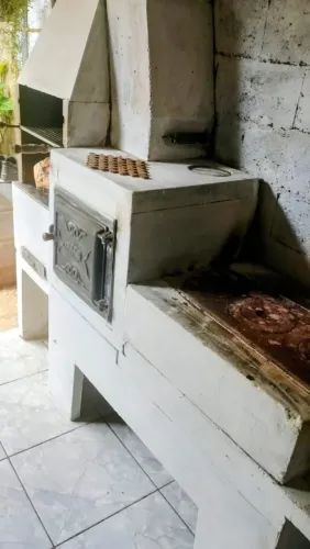 Churrasqueira completa, forno, e forno e a lenha.