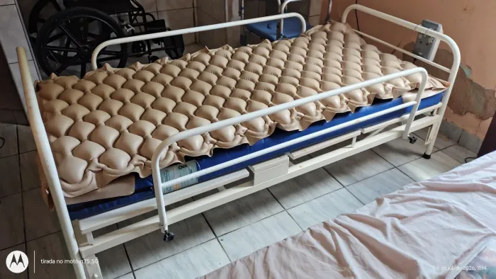 Vende-se cama hospitalar de manivela, com colchão pneumático,semi nova, valor negociável