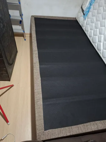 Base de uma cama e um colchão