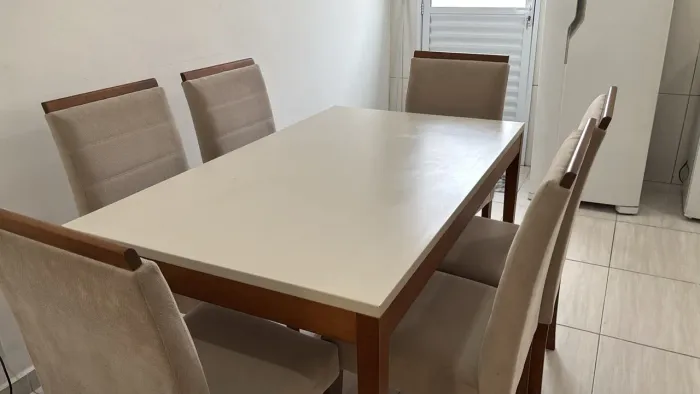 Mesa com 06 cadeiras