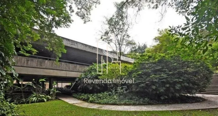 CIDADE JARDIM - CASA TERREA DE 976M² DE AREA UTIL EM UM TERRENO DE 3.100M².