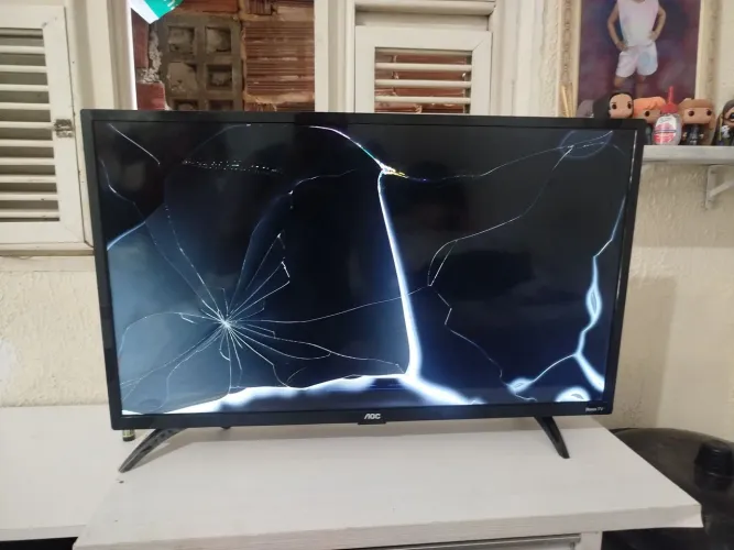 Tv quebrada pra retirada de peças 
