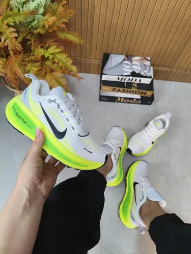 Tênis esportivo Nike com detalhes verde