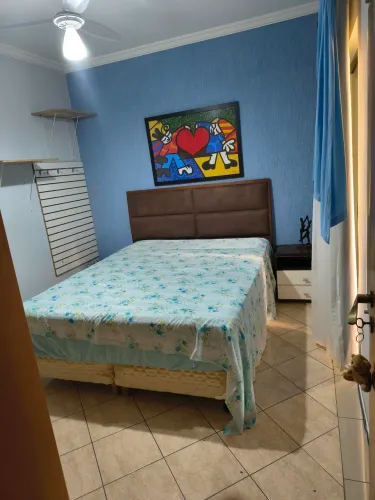 Alugo lindo quarto mobiliado para você mulher.