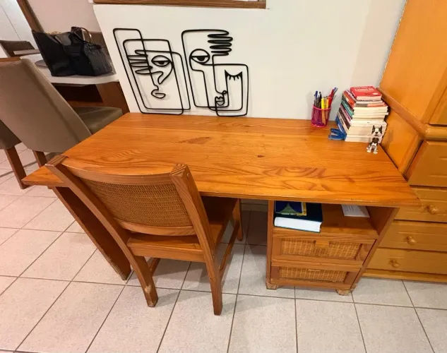 Mesa e cadeira de madeira