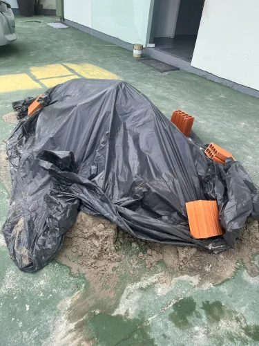 Areia grossa e argamassa