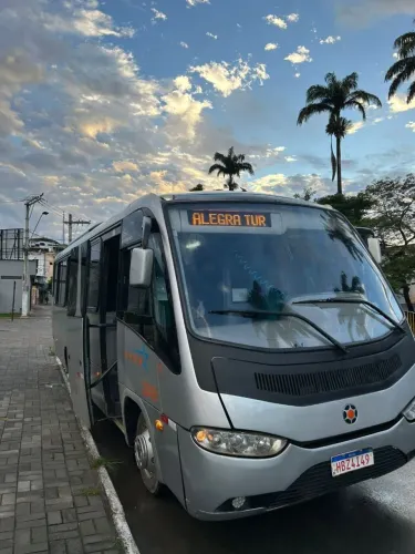 Marcopolo sênior com ar condicionado de teto e janelas de abrir 