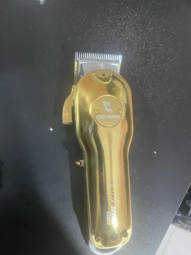 Vendo máquina corta cabelo semi nova