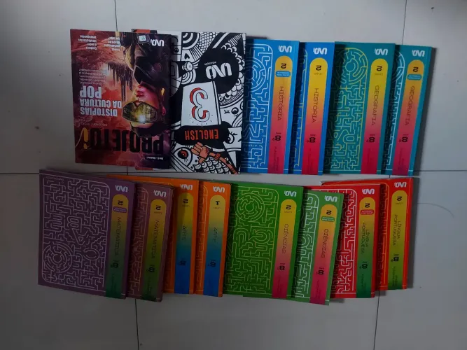 Livros unoi 8 ano praticamente novo
