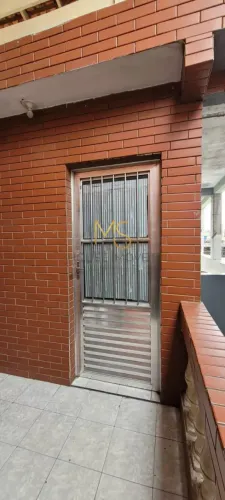 Casa para aluguel com dois cômodos e varanda, no Jardim Novo Horizonte, Carapicuíba, SP
