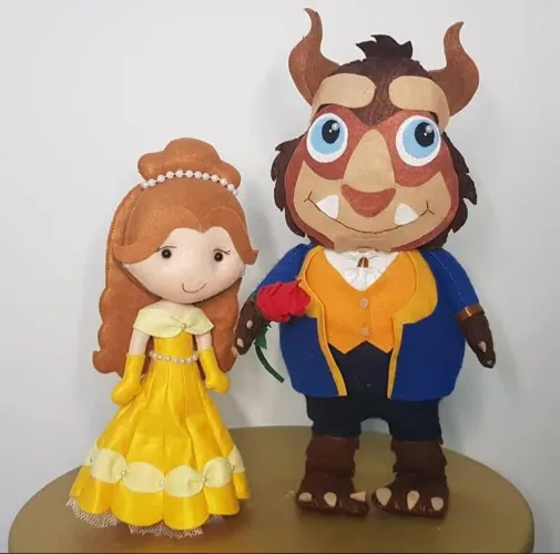 Bonecos ? A Bela e a Fera? .<br>Feitos com feltro.<br>Ótimo estado.<br><br>120 reais o casal.