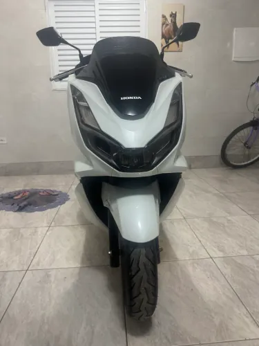 Honda PCX branca DLX 2024