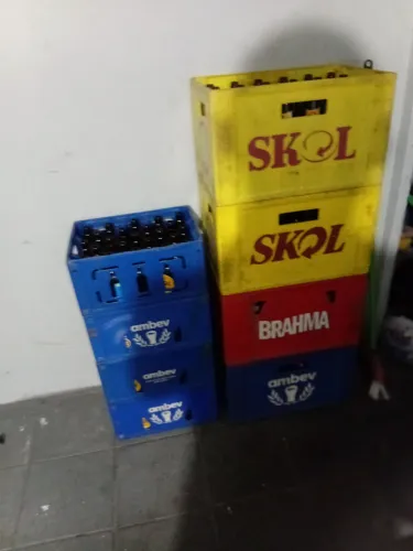 Engradados de cerveja 600ml completos e 330ml completos. 40 reais cada.