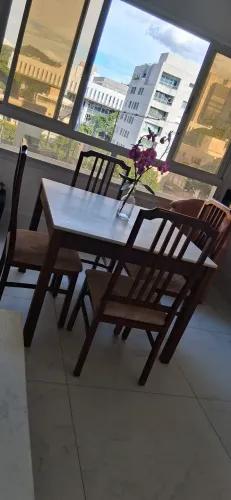 MESA DE JANTAR COM 4 CADEIRAS