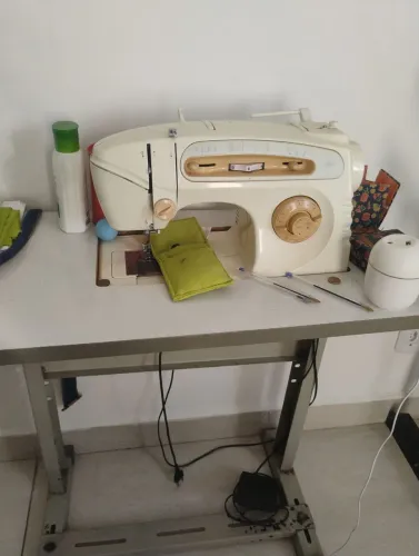 Máquina elétrica de costura Karina 