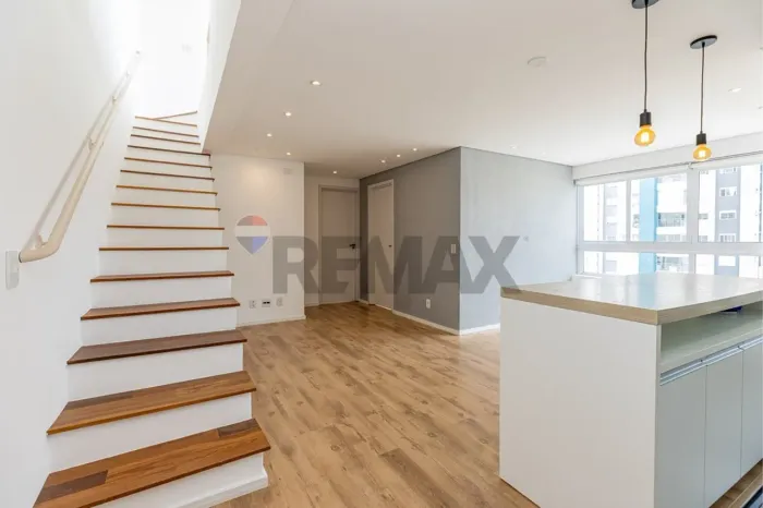 Cobertura duplex reformada com 112m² de área útil | 2 quartos | 2 vagas de garagem + depós