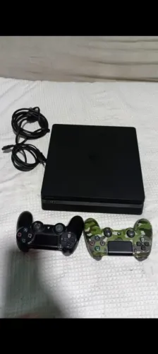 Playstation 4, com 2 controles e 8 jogos