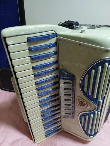 Venda  de um acordiao  sento  e  vinte  baixo  americano  instrumentos  impecável  para   