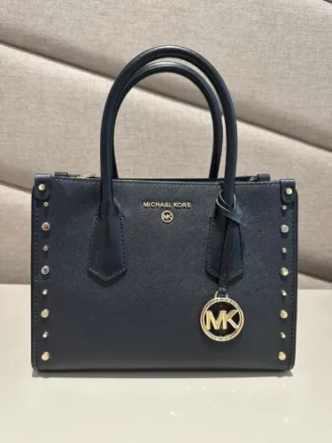 bolsa michael kors saffiano preta com tachas douradas - original