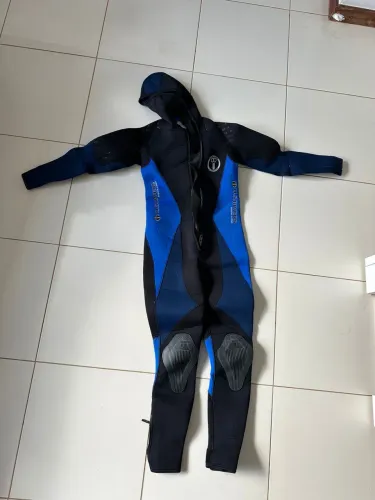 Roupa de mergulho e nadadeira