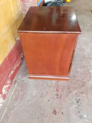 Vende-se criado mudo