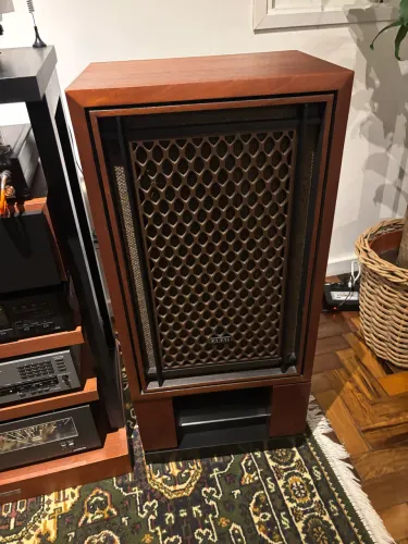 Caixas de som Japonesas renovadas Akai SW-155 + pedestais personalizados