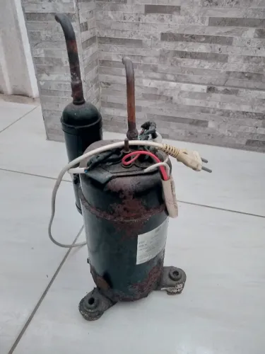 Compressor de ar condicionado para encher pneu de carro porém falta só as mangueiras