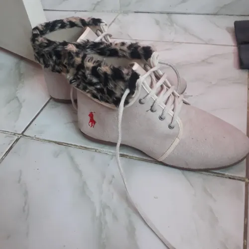 Vendo essa bota sem salto material em sinttetico com detalhes em estilo de estilo e confor