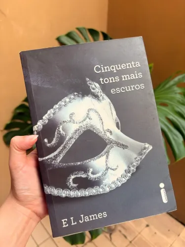 LIVRO CINQUENTA TONS MAIS ESCUROS - SAGA CINQUENTA TONS DE CINZA 