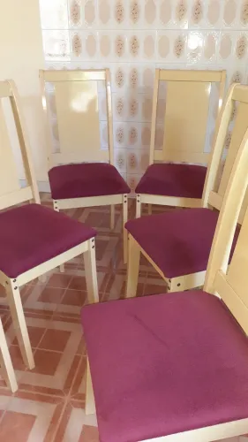 Cadeiras com estufados.