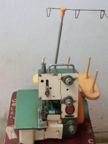 Máquina overloque singer
