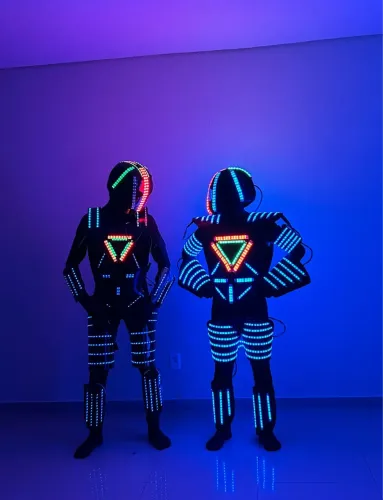 Robôs de led tamanho humano