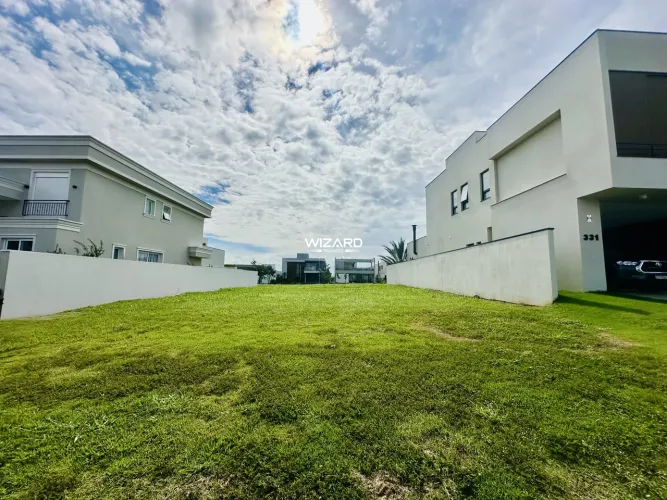 Terreno plano em condomínio em Alphaville Dom Pedro 2