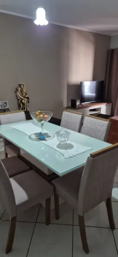 Mesa com 06 cadeiras