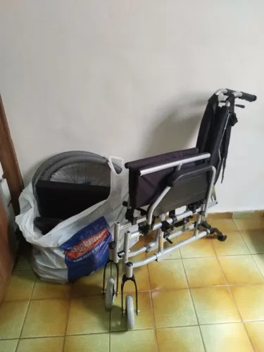 Cadeira de rodas 1 semana de uso, praticamente nova.