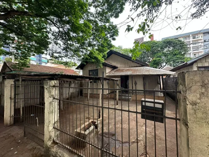 Locação - Residência de madeira na Zona 07 em Maringá