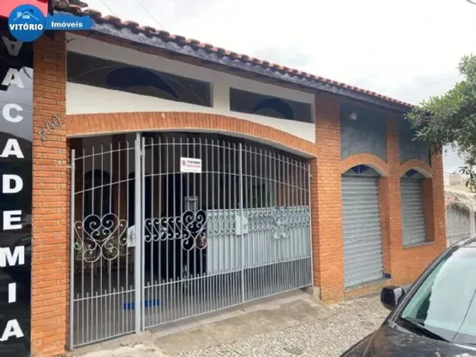 Casa com Salão Comercial á venda em Mairinque !