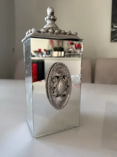 Peça decorativa espelhada