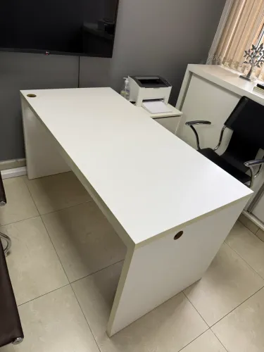 Mesa branca para escritório e atendimentos