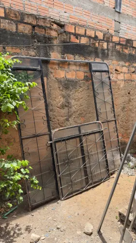 Porta e janela de ferro com vidro