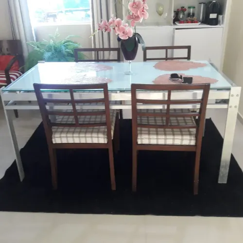 Mesa de jantar em alumínio e tampo de vidro com 4 cadeiras