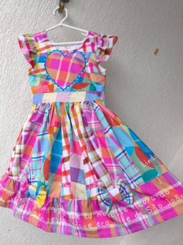 Vestido caipira veste criança de 3 a 5 anos e tem 60 cm de altura o vestido