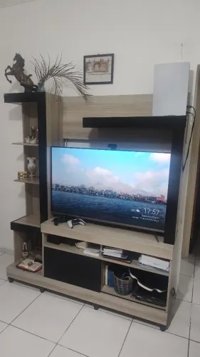 Rack Estante com Várias Divisórias, Excelente Estado 100% MDF, Porta Corrediça, TV de 50"