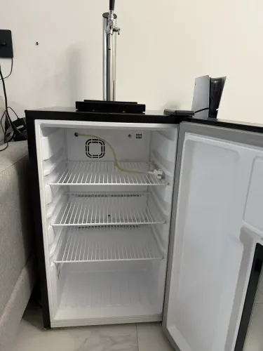 Cervejeira Home Bar Electrolux Frost Free 100L com Torre de Chopp e Porta de Vidro Preta